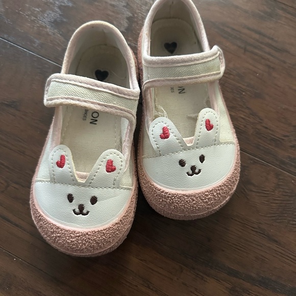 Girls Sandals Summer Walking Shoes Soft Bunny Pattern Closed Toe Shoes, 16.5 cm - Picture 1 of 4